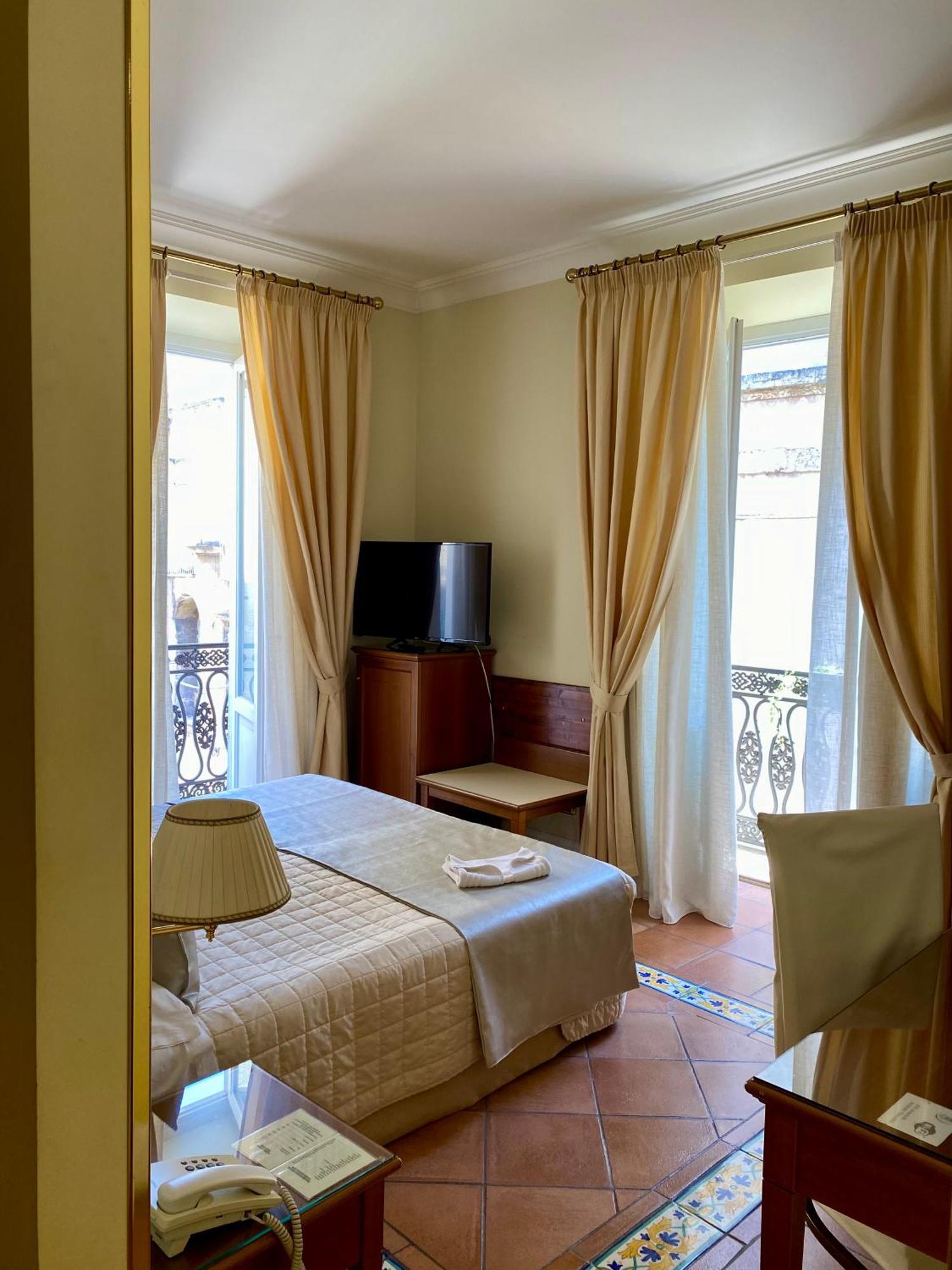Hotel Akropolis - Museum Hotel ตารันโต ภายนอก รูปภาพ